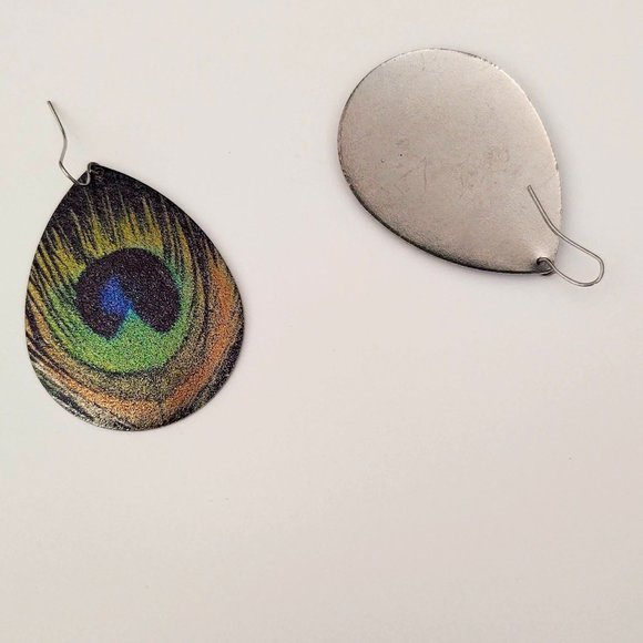 Peacock feather motif metal earrings - Picture 8 of 8